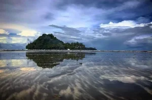 Pantai Air Manis Padang, Destinasi Wisata dengan Pesona Alam dan Legenda Malin Kundang